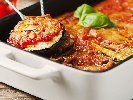 Рецепта Печен патладжан с доматен сос, моцарела и пармезан на фурна